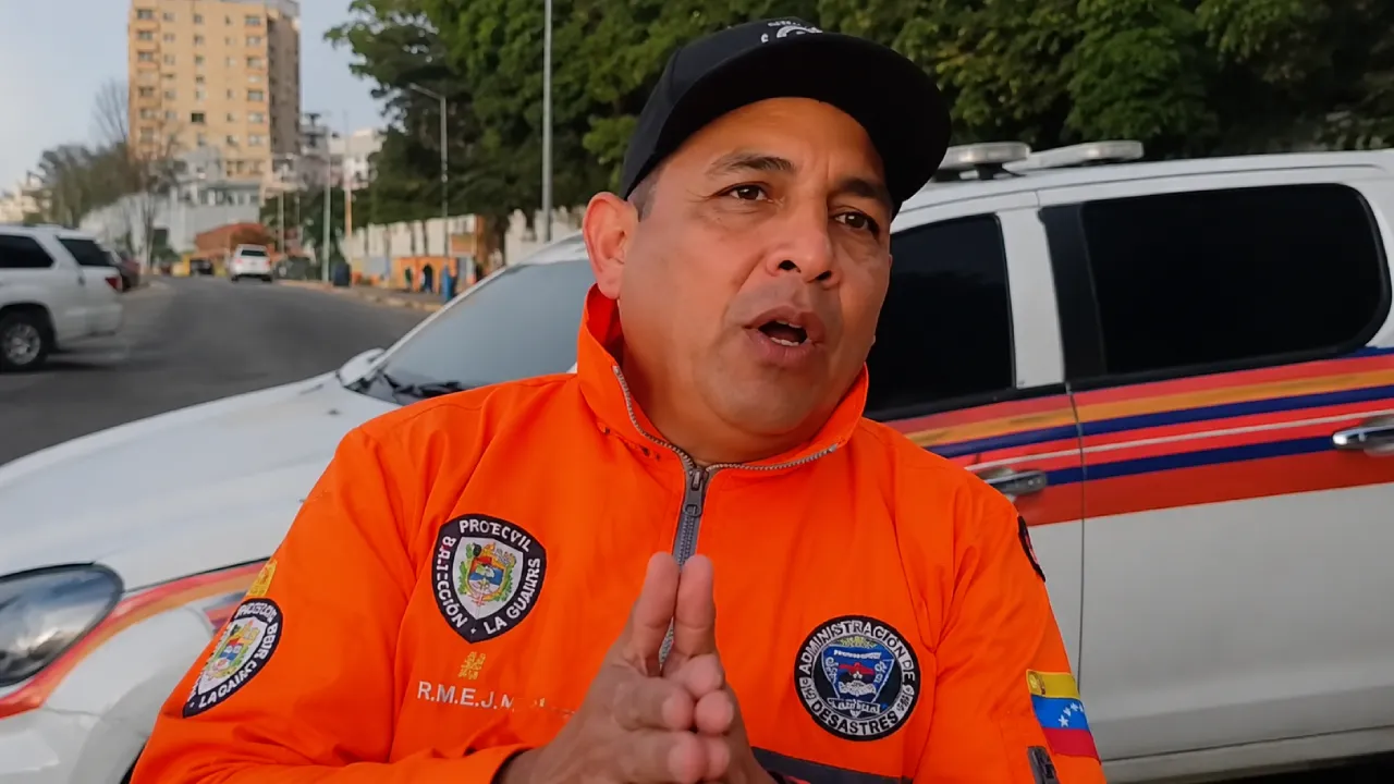 Bomberos de La Guaira intentan avanzar hacia Caraballeda en medio de controles policiales