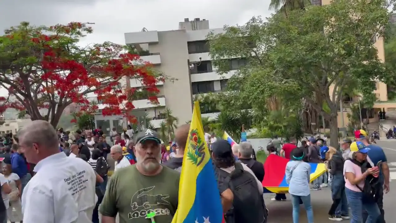Trabajadores y pensionados exigen elecciones libres ante la Embajada de Estados Unidos en Caracas