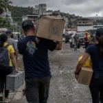 Voluntario venezolano encara a la Guardia Nacional por impedir ayuda hacia La Guaira