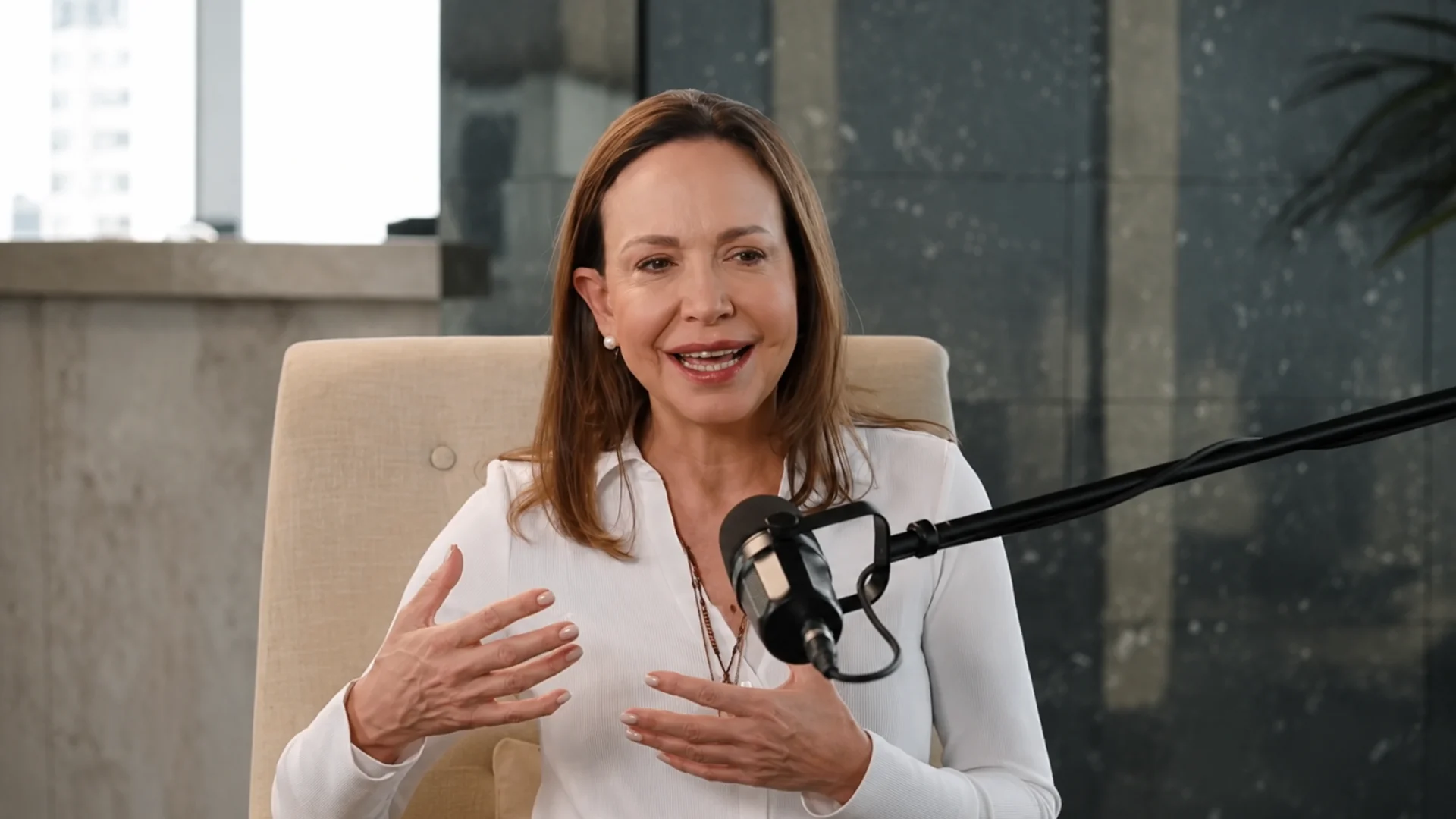 María Corina Machado durante entrevista sobre la emergencia venezolana y la reconstrucción